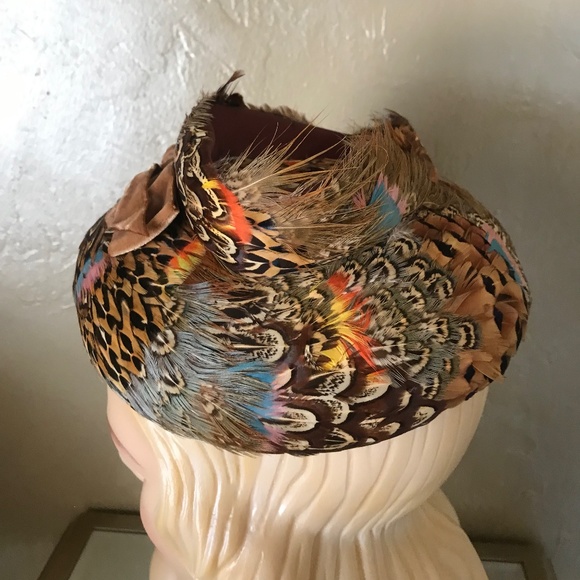 MAGNIFICENT AND UNIQUE 1950s MULTI COLORED PHEASANT FEATHER HAT WITH VELVET BOW main image 7